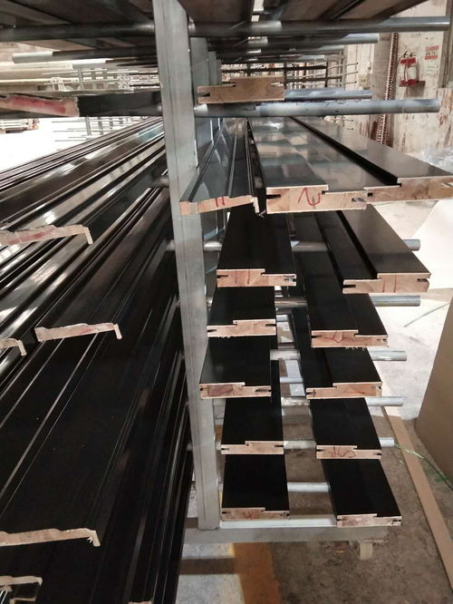 廣東木門廠紅海豚工藝烤漆門 黑色實木搭配工藝植絨的創新設計